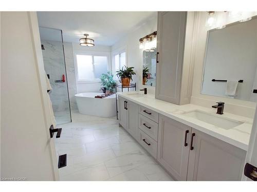 3280 Mead Crescent, Burlington, ON - Indoor Photo Showing Bathroom