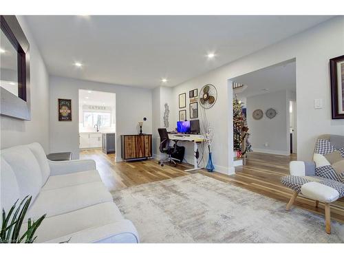 3280 Mead Crescent, Burlington, ON - Indoor Photo Showing Living Room