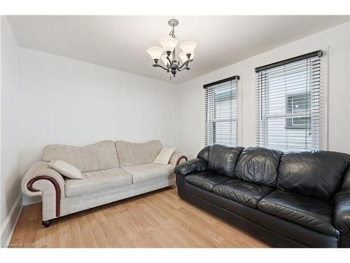 20 York Street, Welland, ON - Indoor Photo Showing Living Room