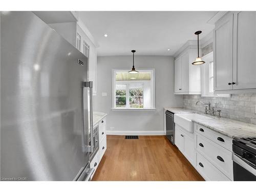 978 North Shore Boulevard W, Burlington, ON - Indoor Photo Showing Kitchen With Upgraded Kitchen