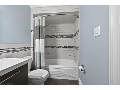 38 Questor Court, Hamilton, ON - Indoor Photo Showing Bathroom