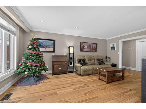 38 Questor Court, Hamilton, ON - Indoor Photo Showing Living Room