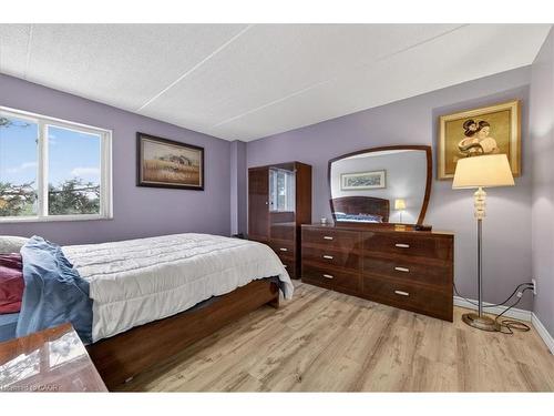417-198 Scott Street, St. Catharines, ON - Indoor Photo Showing Bedroom