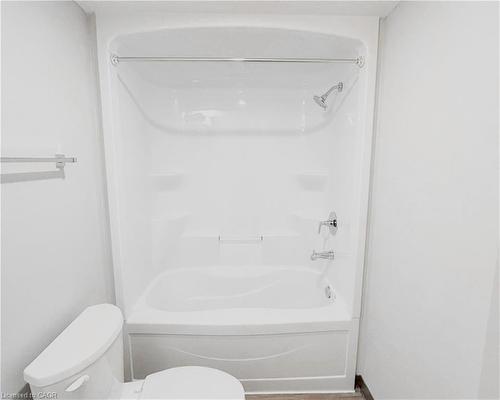 809-595 Strasburg Road, Kitchener, ON - Indoor Photo Showing Bathroom