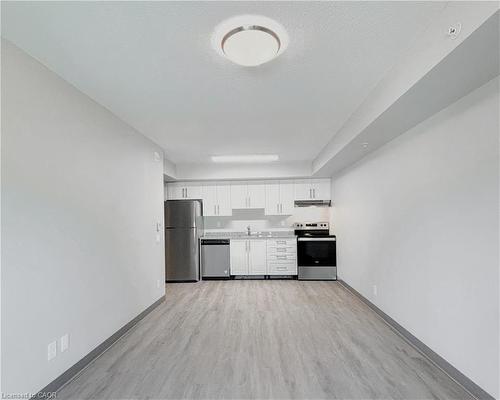 809-595 Strasburg Road, Kitchener, ON - Indoor Photo Showing Kitchen