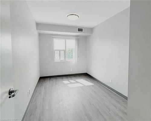 809-595 Strasburg Road, Kitchener, ON - Indoor Photo Showing Other Room