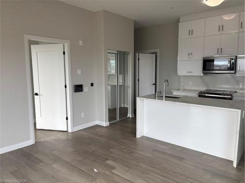 610-50 Kaitting Trail, Oakville, ON - Indoor Photo Showing Kitchen
