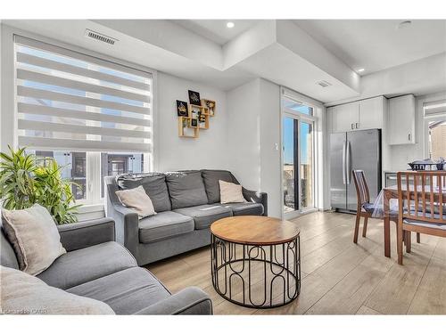39-405 Myers Road, Cambridge, ON - Indoor Photo Showing Living Room