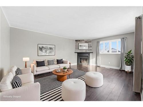 9-21 Wren Court, Tillsonburg, ON - Indoor Photo Showing Living Room With Fireplace