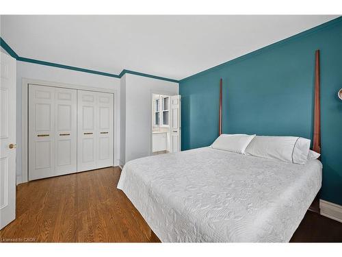 842 Forest Glen Avenue, Burlington, ON - Indoor Photo Showing Bedroom