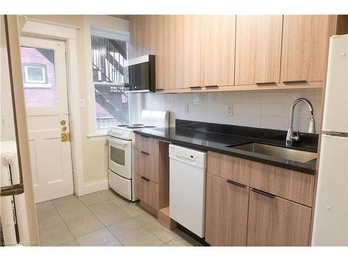 7-229 Hess Street S, Hamilton, ON - Indoor Photo Showing Kitchen