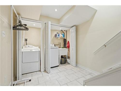 122 Vennio Lane, Hamilton, ON - Indoor Photo Showing Laundry Room