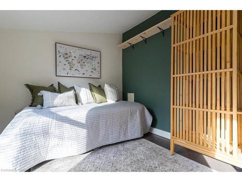 47 Tom Street, Hamilton, ON - Indoor Photo Showing Bedroom