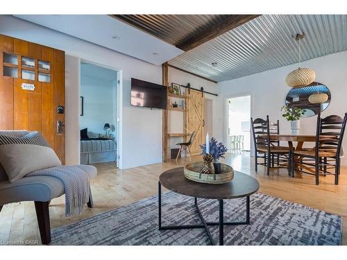 47 Tom Street, Hamilton, ON - Indoor Photo Showing Living Room