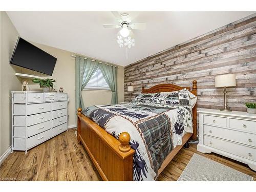 1320 Bunnell Drive, Burlington, ON - Indoor Photo Showing Bedroom