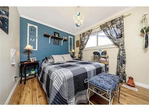 1320 Bunnell Drive, Burlington, ON - Indoor Photo Showing Bedroom