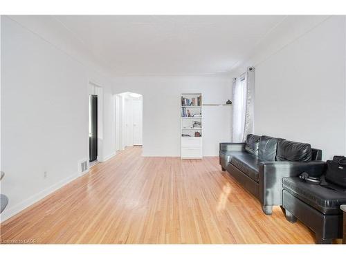 773 Queensdale Avenue E, Hamilton, ON - Indoor Photo Showing Living Room
