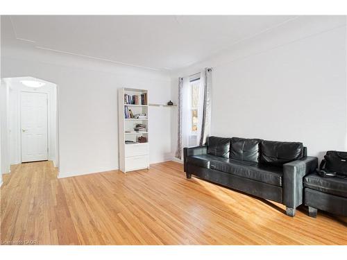 773 Queensdale Avenue E, Hamilton, ON - Indoor Photo Showing Living Room