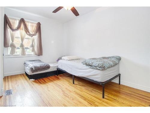 773 Queensdale Avenue E, Hamilton, ON - Indoor Photo Showing Bedroom