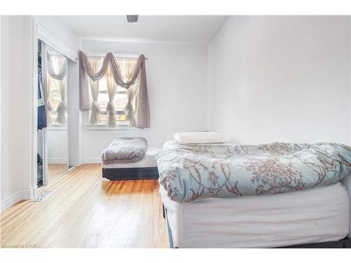 773 Queensdale Avenue E, Hamilton, ON - Indoor Photo Showing Bedroom
