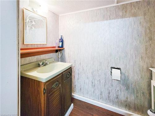 773 Queensdale Avenue E, Hamilton, ON - Indoor Photo Showing Bathroom