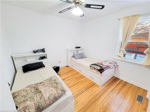 773 Queensdale Avenue E, Hamilton, ON - Indoor Photo Showing Bedroom