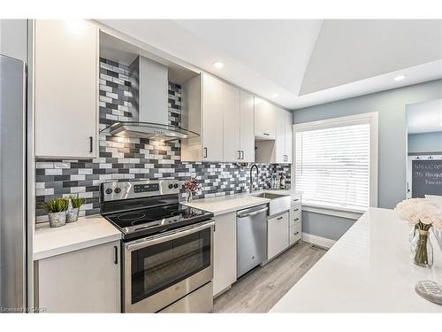 95 Houghton Avenue N, Hamilton, ON - Indoor Photo Showing Kitchen With Upgraded Kitchen