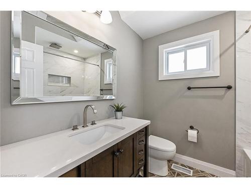 95 Houghton Avenue N, Hamilton, ON - Indoor Photo Showing Bathroom