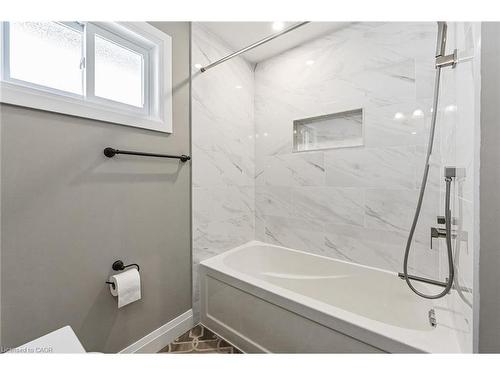 95 Houghton Avenue N, Hamilton, ON - Indoor Photo Showing Bathroom