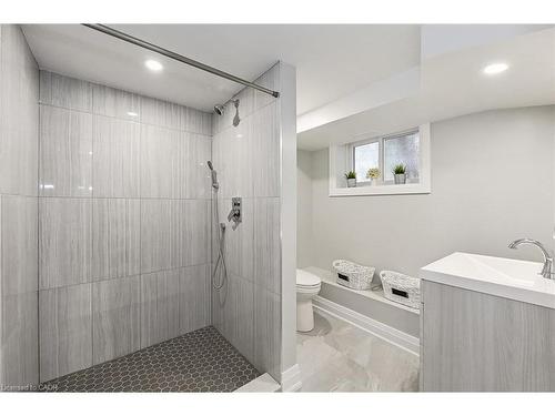 95 Houghton Avenue N, Hamilton, ON - Indoor Photo Showing Bathroom