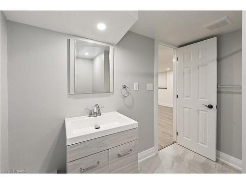 95 Houghton Avenue N, Hamilton, ON - Indoor Photo Showing Bathroom