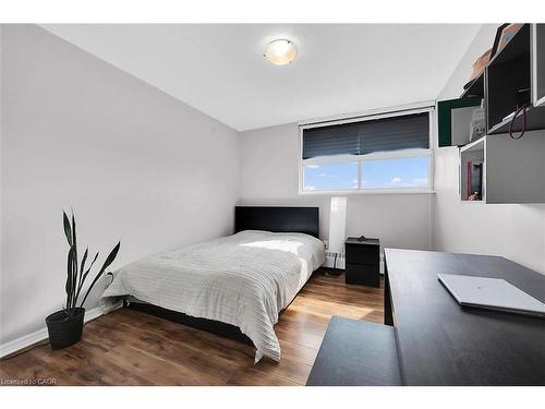 811-15 Albright Road, Hamilton, ON - Indoor Photo Showing Bedroom