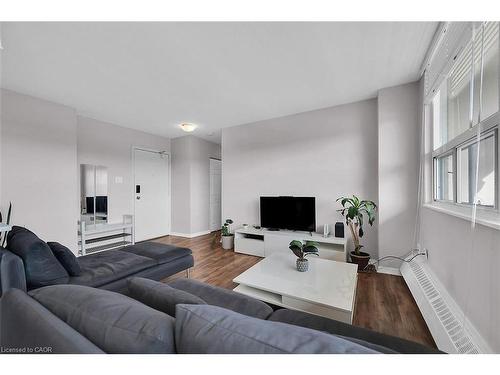 811-15 Albright Road, Hamilton, ON - Indoor Photo Showing Living Room