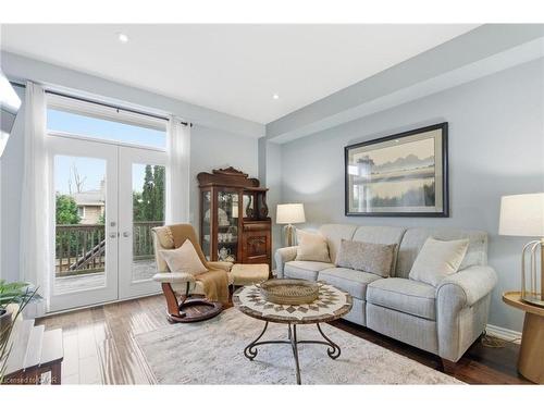 11-5056 New Street, Burlington, ON - Indoor Photo Showing Living Room