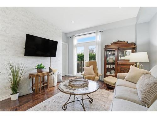 11-5056 New Street, Burlington, ON - Indoor Photo Showing Living Room