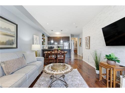11-5056 New Street, Burlington, ON - Indoor Photo Showing Living Room