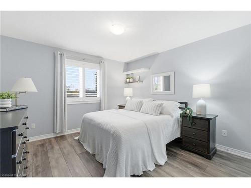 11-5056 New Street, Burlington, ON - Indoor Photo Showing Bedroom