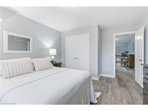 11-5056 New Street, Burlington, ON - Indoor Photo Showing Bedroom