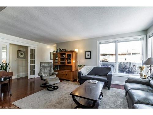22 Redwing Road, Hamilton, ON - Indoor Photo Showing Living Room