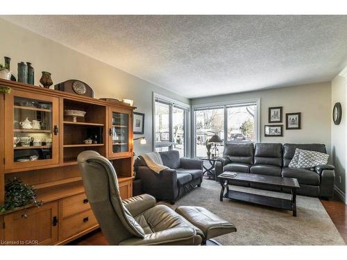 22 Redwing Road, Hamilton, ON - Indoor Photo Showing Living Room