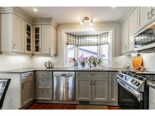 22 Redwing Road, Hamilton, ON - Indoor Photo Showing Kitchen With Upgraded Kitchen