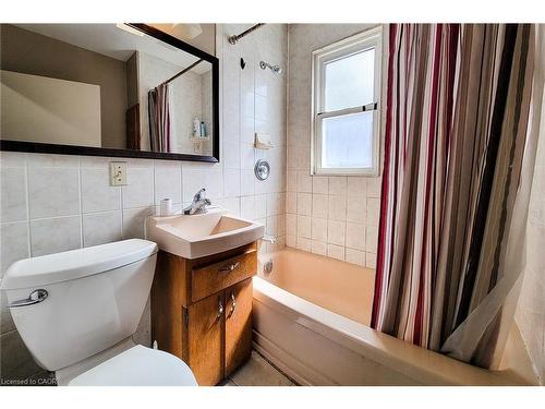 33 Norfolk Street S, Hamilton, ON - Indoor Photo Showing Bathroom