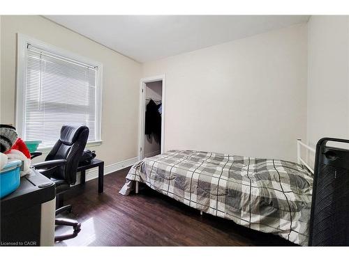 33 Norfolk Street S, Hamilton, ON - Indoor Photo Showing Bedroom