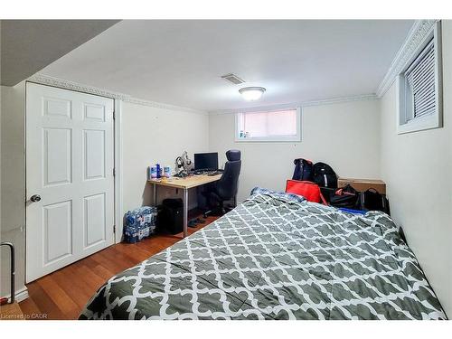 33 Norfolk Street S, Hamilton, ON - Indoor Photo Showing Bedroom