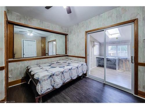 33 Norfolk Street S, Hamilton, ON - Indoor Photo Showing Bedroom