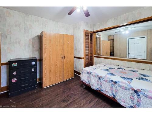 33 Norfolk Street S, Hamilton, ON - Indoor Photo Showing Bedroom