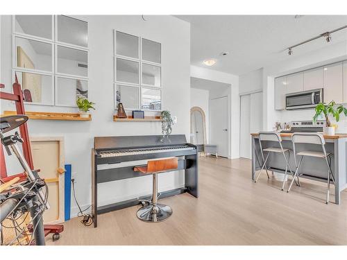 412-859 The Queensway, Toronto, ON - Indoor Photo Showing Kitchen