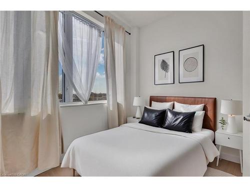 412-859 The Queensway, Toronto, ON - Indoor Photo Showing Bedroom