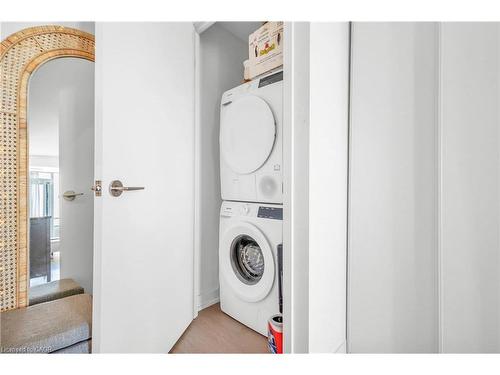 412-859 The Queensway, Toronto, ON - Indoor Photo Showing Laundry Room