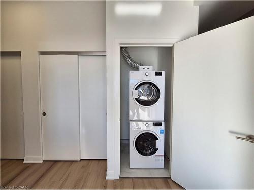 2201-25 Wellington Street S, Kitchener, ON - Indoor Photo Showing Laundry Room